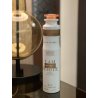 Lattafa Perfume Ana Abiyedh Poudree 300 ml — vue du produit; très gros plan; sur fond blanc; cadrage le plus rapproché