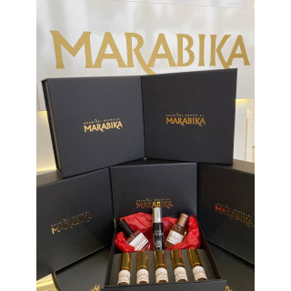 MARABIKA Kvapų dėžutė „Tikras vyras“ EDP 5 ml — produktas ir pakuotė; stambus planas; baltame fone; plačiausias kadras