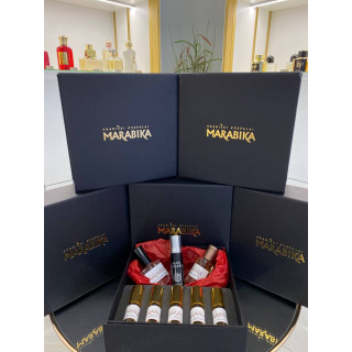 MARABIKA Kvapų dėžutė „Tikras vyras“ EDP 5 ml — produktas ir pakuotė; stambus planas; baltame fone; artimiausias kadras