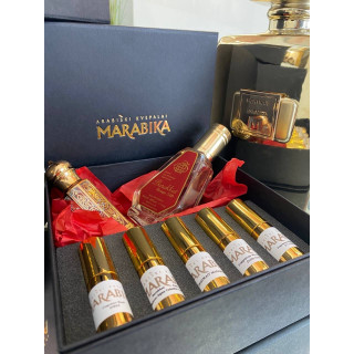 MARABIKA Набор ароматов для женщин EDP 5 ml — товар и упаковка; очень крупный план; на белом фоне; самый широкий кадр