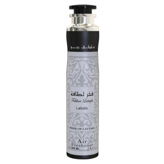 Lattafa Perfume Fakhar Black 300 ml — productweergave; close-up; op een witte achtergrond; ruimere kadrering