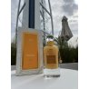 Lattafa Perfume Mango Musk 100 ml — προϊόν σε στιλιζαρισμένο σκηνικό; πολύ κοντινό πλάνο; σε εξωτερικό χώρο; πιο κοντινό κάδρο