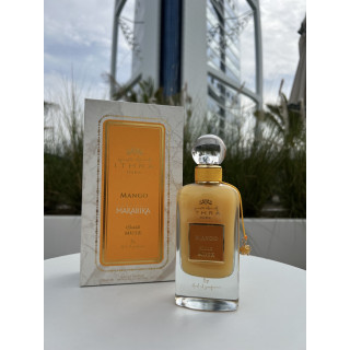 Lattafa Perfume Mango Musk 100 ml — προϊόν σε στιλιζαρισμένο σκηνικό; πολύ κοντινό πλάνο; σε εξωτερικό χώρο; μεσαίο κάδρο