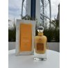 Lattafa Perfume Mango Musk 100 ml — προϊόν σε στιλιζαρισμένο σκηνικό; πολύ κοντινό πλάνο; σε εξωτερικό χώρο; μεσαίο κάδρο