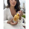 Lattafa Perfume Mango Musk 100 ml — προϊόν σε στιλιζαρισμένο σκηνικό; πολύ κοντινό πλάνο; σε λευκό φόντο; πιο κοντινό κάδρο