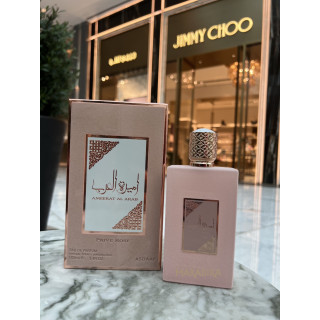 Ameerat Al Arab Prive Rose EDP 100 ml — productweergave; zeer nabije close-up; op een witte achtergrond; meest nabije kadrering