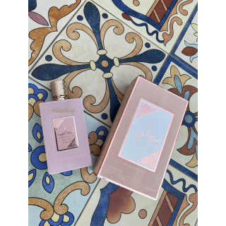 Ameerat Al Arab Prive Rose EDP 100 ml — productverpakking; zeer nabije close-up; op een witte achtergrond; ruimste kadrering