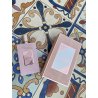 Ameerat Al Arab Prive Rose EDP 100 ml — opakowanie produktu; bardzo bliskie ujęcie; na białym tle; najszersze kadrowanie