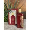 Lattafa Perfume Barez EDP 100 ml — toode stiliseeritud keskkonnas; väga lähivõte; roheluse keskel; laiem kadreering