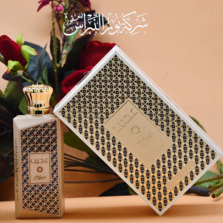 Lattafa Perfume Ajeeb EDP 100 ml — produkt w stylizowanej aranżacji; bardzo bliskie ujęcie; wśród zieleni; najszersze kadrowanie