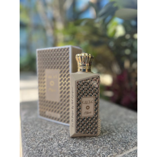 Lattafa Perfume Ajeeb EDP 100 ml — produkta skats; ļoti tuvs plāns; uz balta fona; vidējs kadrējums