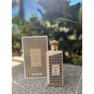 Lattafa Perfume Ajeeb EDP 100 ml — produkto vaizdas; stambus planas; baltame fone; artimiausias kadras