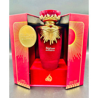 Lattafa Perfume Sakeena EDP 100 ml — опаковка на продукта; много близък план; на бял фон; най-близък кадър