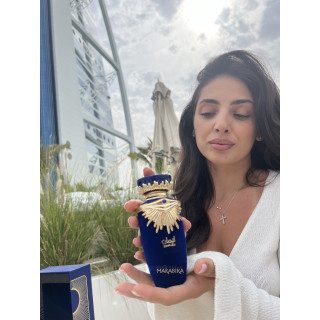 Lattafa Perfume Emaan EDP 100 ml — товар в стилизованной композиции; очень крупный план; на белом фоне; самый близкий кадр