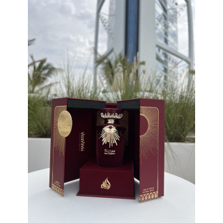 Lattafa Perfume Sakeena EDP 100 ml — опаковка на продукта; много близък план; на бял фон; най-широк кадър