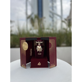 Lattafa Perfume Sakeena EDP 100 ml — опаковка на продукта; много близък план; на бял фон; среден кадър