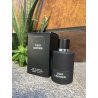 Fragrance World Cuir Leather EDP 100 ml — produkt ve stylizované kompozici; velmi detailní záběr; mezi zelení
