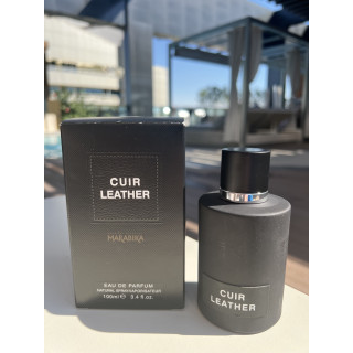 Fragrance World Cuir Leather EDP 100 ml — produkt ve stylizované kompozici; velmi detailní záběr; venku