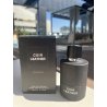 Fragrance World Cuir Leather EDP 100 ml — produkt ve stylizované kompozici; velmi detailní záběr; venku