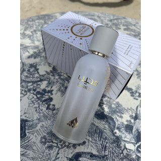 Fragrance World FW Athoor Al Alam Muheeb EDP 100 ml — товар и упаковка; очень крупный план; на белом фоне; средний план