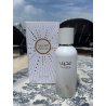 Fragrance World FW Athoor Al Alam Muheeb EDP 100 ml — товар в стилизованной композиции; очень крупный план; на открытом воздухе