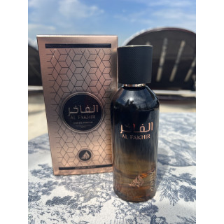 FW Athoor Al Alam Al Fakhir EDP 100 ml — товар в стилизованной композиции; очень крупный план; на открытом воздухе