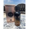 FW Athoor Al Alam Al Fakhir EDP 100 ml — товар в стилизованной композиции; очень крупный план; на открытом воздухе