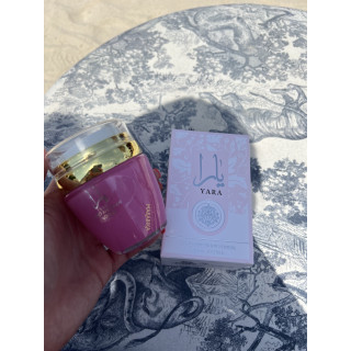 Lattafa Perfume Yara Parfumuotas 45 ml — toote vaade; väga lähivõte; valgel taustal