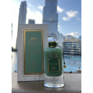 Lattafa Perfume Pistachio Musk EDP 100 ml — produkts stilizētā vidē; ļoti tuvs plāns; āra vidē; visplašākais kadrējums