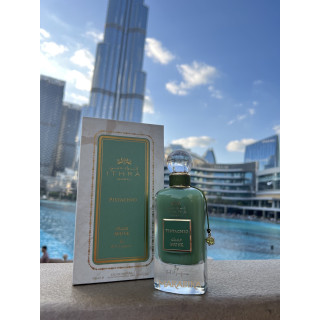 Lattafa Perfume Pistachio Musk EDP 100 ml — produkts stilizētā vidē; ļoti tuvs plāns; āra vidē; tuvākais kadrējums