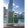 Lattafa Perfume Pistachio Musk EDP 100 ml — produkts stilizētā vidē; ļoti tuvs plāns; āra vidē; tuvākais kadrējums