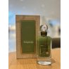 Lattafa Perfume Pistachio Musk EDP 100 ml — produkts stilizētā vidē; ļoti tuvs plāns; uz koka virsmas; tuvākais kadrējums