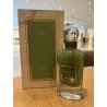 Lattafa Perfume Pistachio Musk EDP 100 ml — produkts stilizētā vidē; ļoti tuvs plāns; uz koka virsmas; visplašākais kadrējums