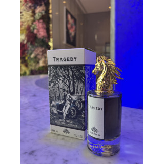 Tragedy EDP 100 ml — Produkt und Verpackung; sehr nahe Detailaufnahme; auf weißem Hintergrund; weitester Bildausschnitt