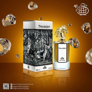 Fragrance World Tragedy EDP 100 ml — Produkt und Verpackung; sehr nahe Detailaufnahme; auf dunklem Hintergrund