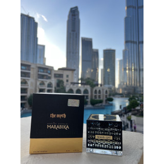 Fragrance World The Myth EDP 80 ml — toode stiliseeritud keskkonnas; väga lähivõte; õues; kõige laiem kadreering