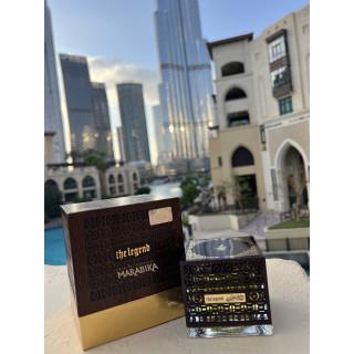 Fragrance World Astoorath the Legend EDP 80 ml — toode stiliseeritud keskkonnas; väga lähivõte; õues; kõige laiem kadreering