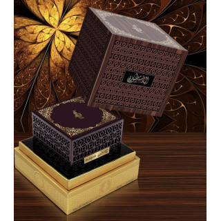 Fragrance World Astoorath the Legend EDP 80 ml — toode stiliseeritud keskkonnas; väga lähivõte; puitpinnal