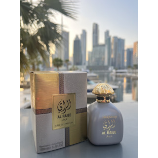 Fragrance World Al Raiee Silver EDP 100 ml — produto numa composição ambientada; grande plano muito aproximado; ao ar livre
