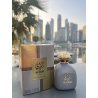 Fragrance World Al Raiee Silver EDP 100 ml — produto numa composição ambientada; grande plano muito aproximado; ao ar livre