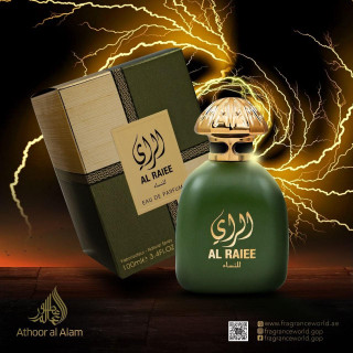 Al Raiee Green EDP 100 ml — produto numa composição ambientada; sobre uma superfície de madeira; enquadramento mais aberto