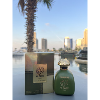 Al Raiee Green — produto numa composição ambientada; grande plano muito aproximado; entre vegetação; enquadramento mais aberto