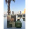 Al Raiee Green — produto numa composição ambientada; grande plano muito aproximado; entre vegetação; enquadramento mais aberto