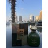 Al Raiee Green — produto numa composição ambientada; grande plano muito aproximado; ao ar livre; enquadramento mais próximo