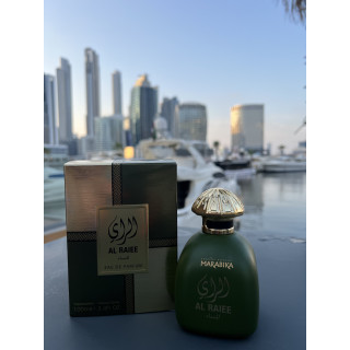 Al Raiee Green — produto numa composição ambientada; grande plano muito aproximado; ao ar livre; enquadramento mais aberto