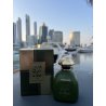 Al Raiee Green — produto numa composição ambientada; grande plano muito aproximado; ao ar livre; enquadramento mais aberto