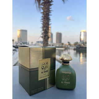 Al Raiee Green — produto numa composição ambientada; grande plano muito aproximado; entre vegetação; enquadramento mais próximo