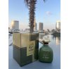 Al Raiee Green — produto numa composição ambientada; grande plano muito aproximado; entre vegetação; enquadramento mais próximo