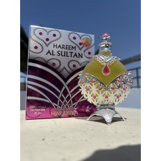 Khadlaj Hareem Al Sultan Silver 35 ml — product in een gestileerde setting; zeer nabije close-up; buiten; gemiddelde kadrering