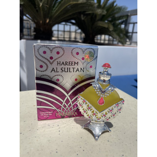 Hareem Al Sultan Silver 35 ml — product in een gestileerde setting; zeer nabije close-up; tussen groen; meest nabije kadrering